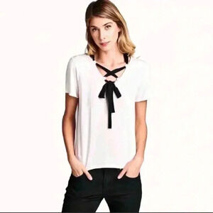 “Lillie” SS V-Neck Top w Tie Detail